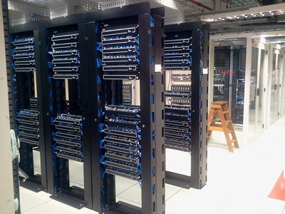 從硬件到無版權圖 構建安全高效的計算機網絡與數據庫服務